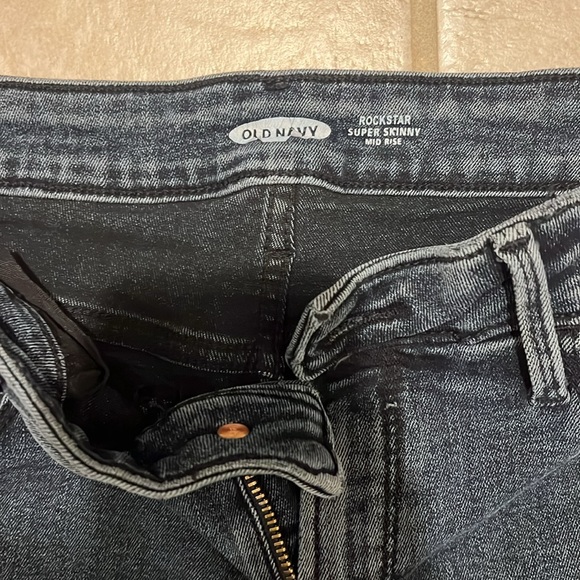 Women’s Old Navy Rockstar Super Skinny Mid-Rise Jeans - Picture 6 of 9